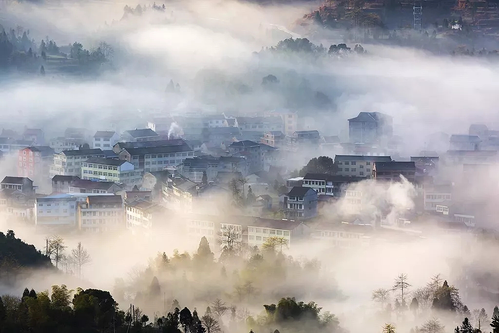 但是农村建房地基协调甚是繁琐,
几次协商无果后开始做父亲的思想工作,<br>想在城里买房让二老搬过去住,<br>理由是医疗,生活都比农村便利。<br>父亲开始是坚决反对的,<br>过了几天打电话来同意了我的想法。<br>我知道父亲改变想法的原因是买房比建房花钱少,<br>怕我承担太多的经济负担。