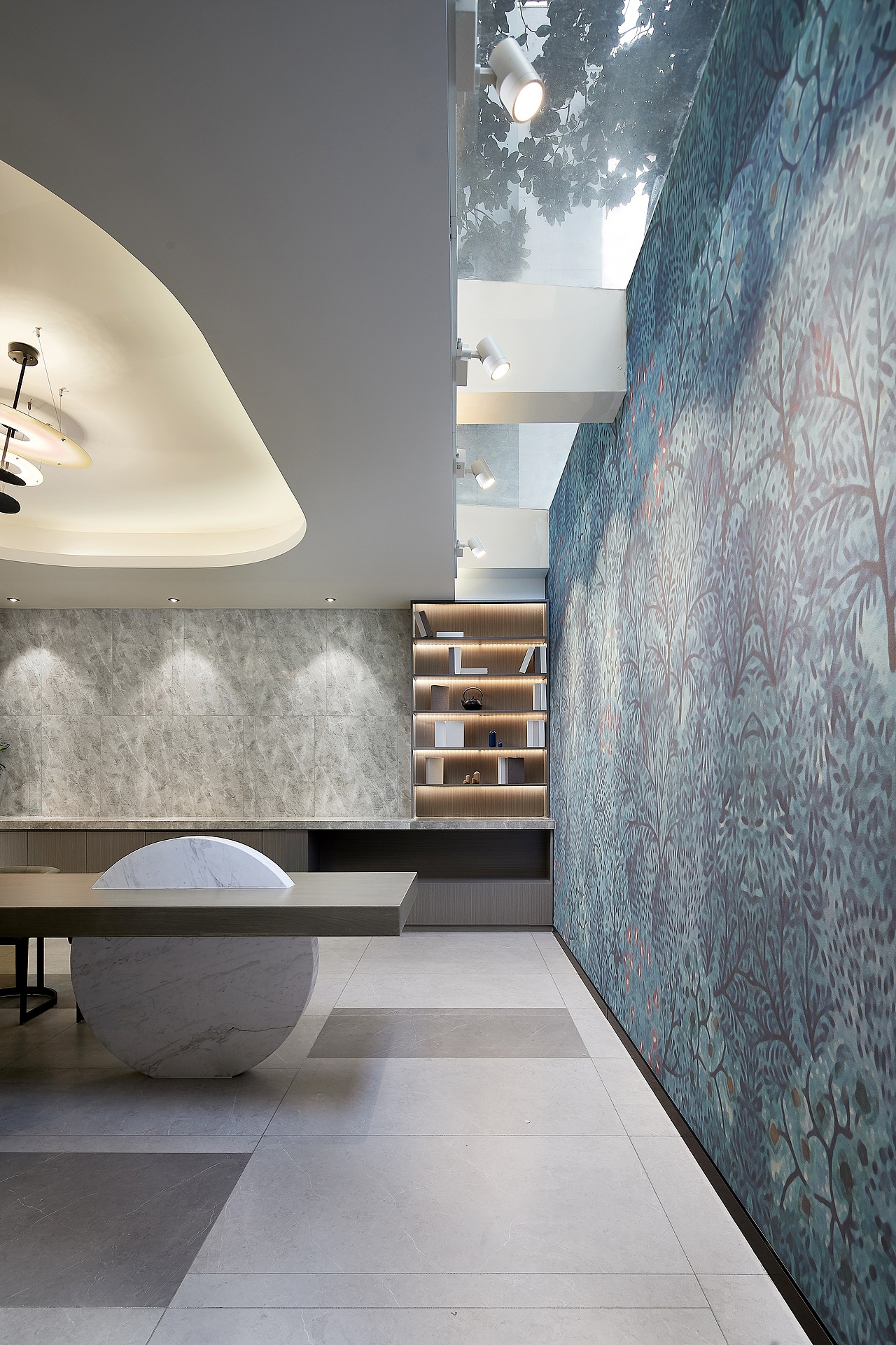 大堂空间左侧的休息区以同样的设计手法表达,只是运用不同的色彩变化.