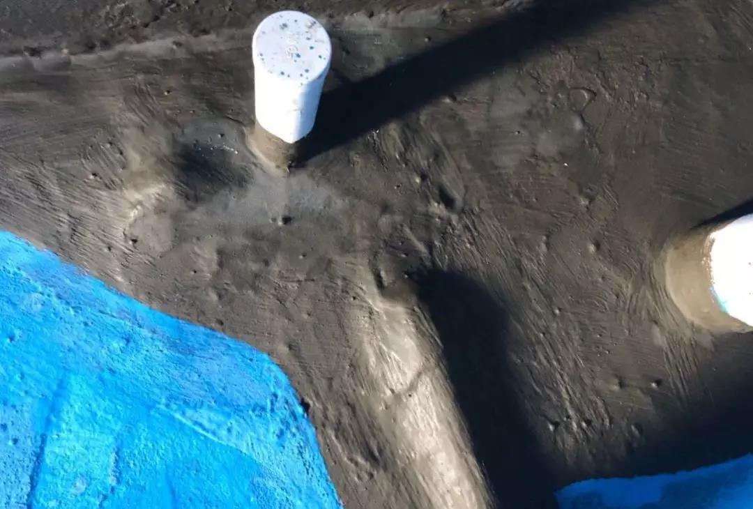 闭水试验以上全部完成后,确定表面平整均匀,在防水干了之后,堵住地漏