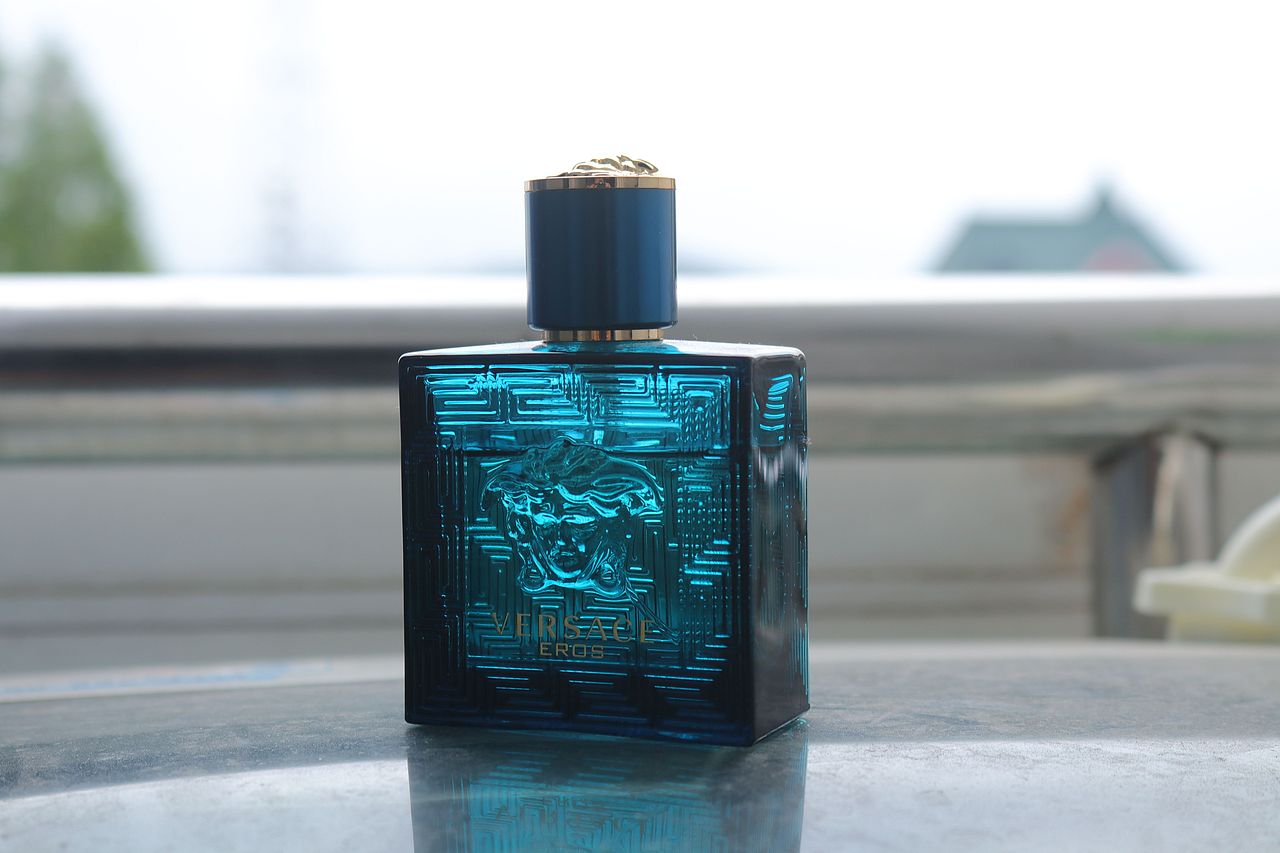 范思哲 爱神之水（图ZMTY3ODkyNDIw） - 产品摄影 - 站酷设计师刘刘刘刘刘刘帅博原创素材 - 站酷ZCOOL