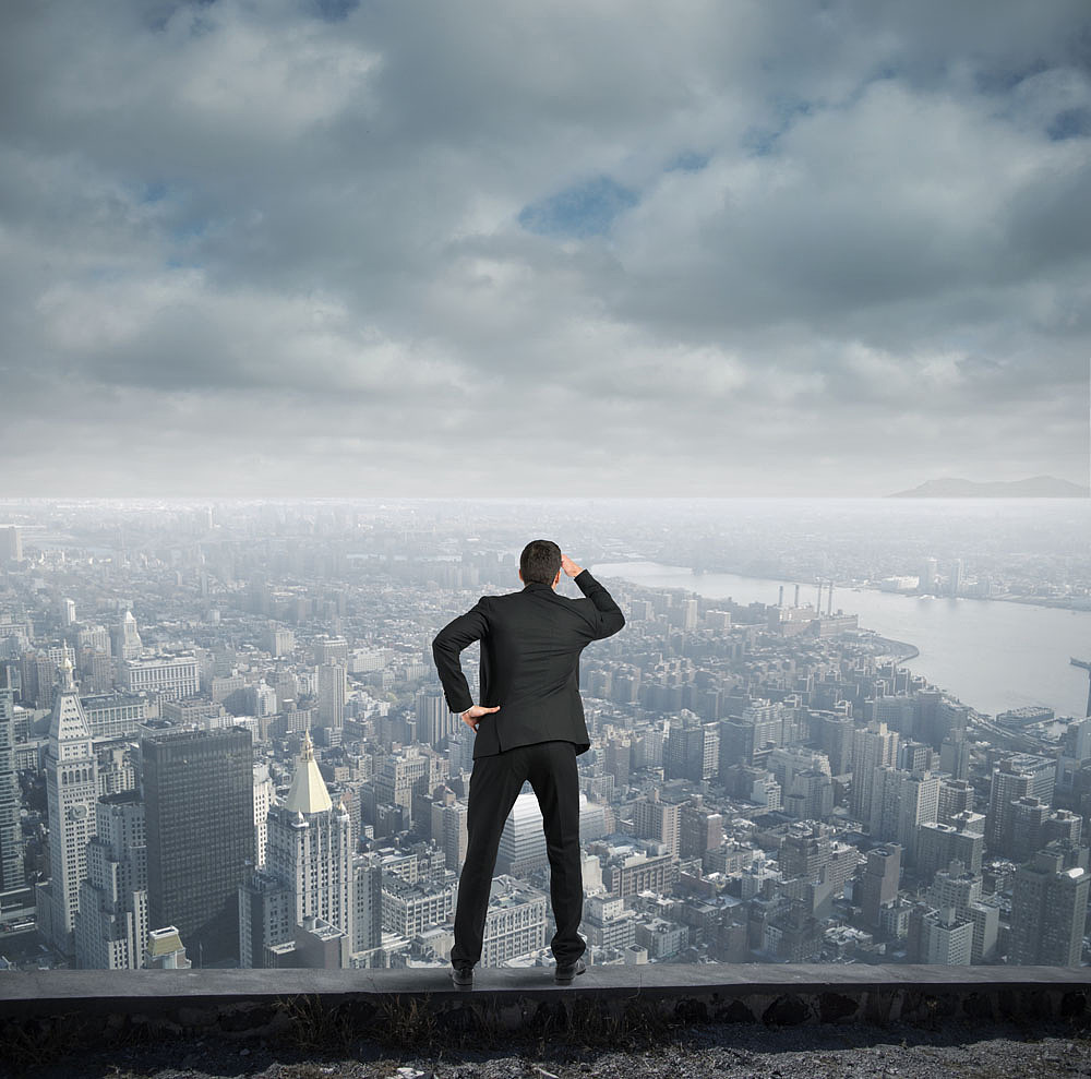 接着是背景城市,选来选去看中了这一张,但是里面的人很讨厌,云层也不是我想要的,而且整张图不是很宽。
把人抹掉后,把云层大体砍了,然后复制出几张整体结合,因为我做的尺寸画布比较宽,所以必须结合一下成一个整体城市。