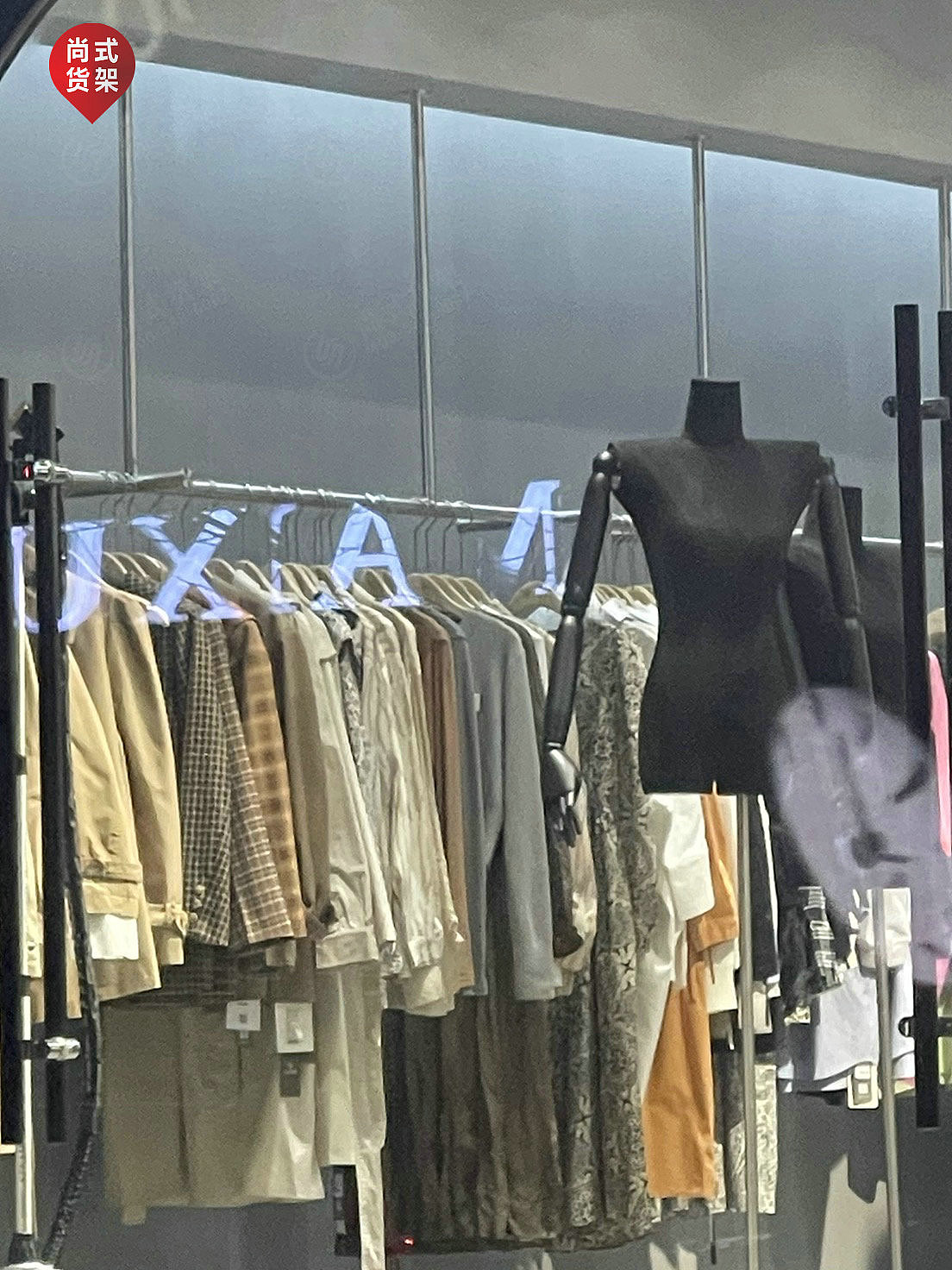 邕宁优衣库价格优惠男装货架海报架整店输出