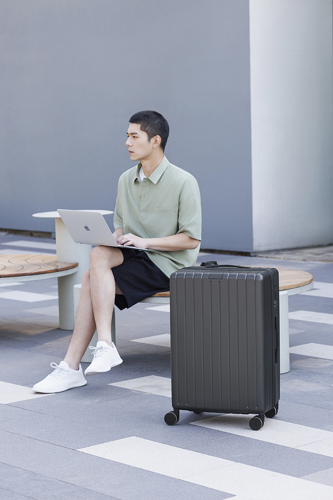 行李箱拍摄｜旅行者｜外景拍摄｜模特拍摄｜箱包拍摄（图ZMzczMTc2NzA0） - 产品摄影 - 站酷设计师摄影师StellaTse原创素材 - 站酷ZCOOL