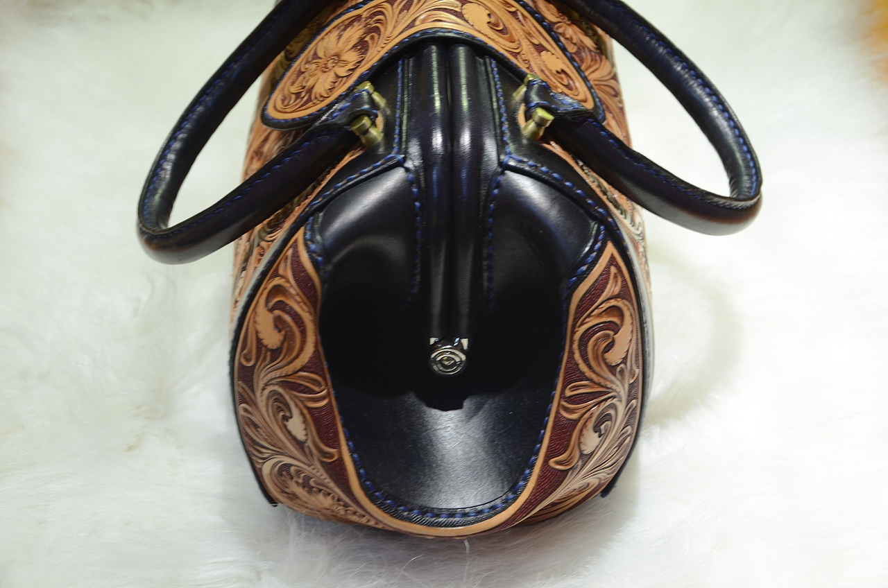 满雕唐草手挎包