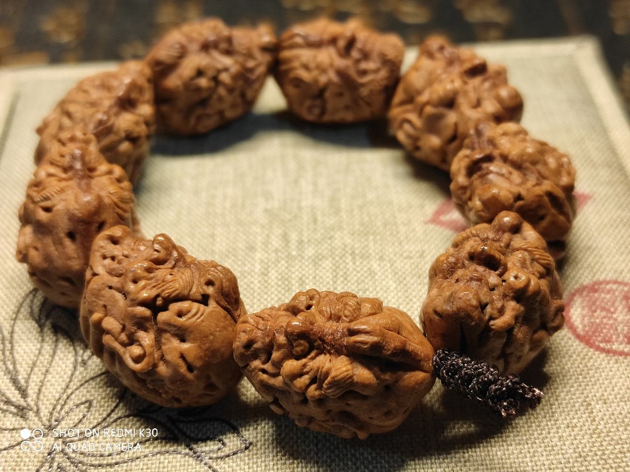 大尺寸肥城桃核纯手工雕刻罗汉头手串