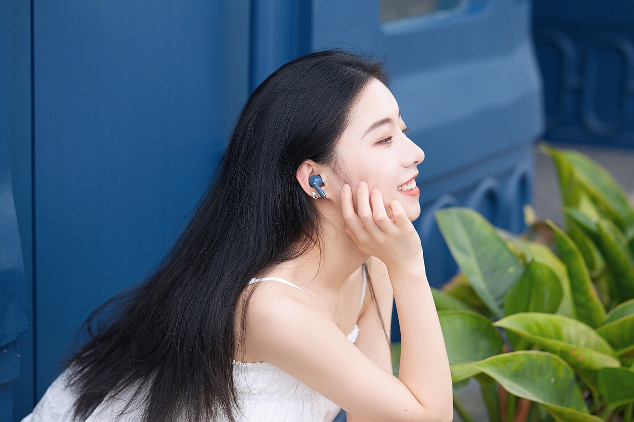 OPPO Enco X蓝色外拍图赏 模特:叶子