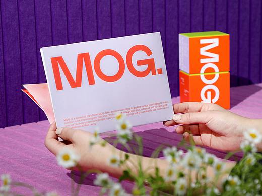 MOMENTS OF GLOW. VISUAL IDENTITY AND PACKAGING