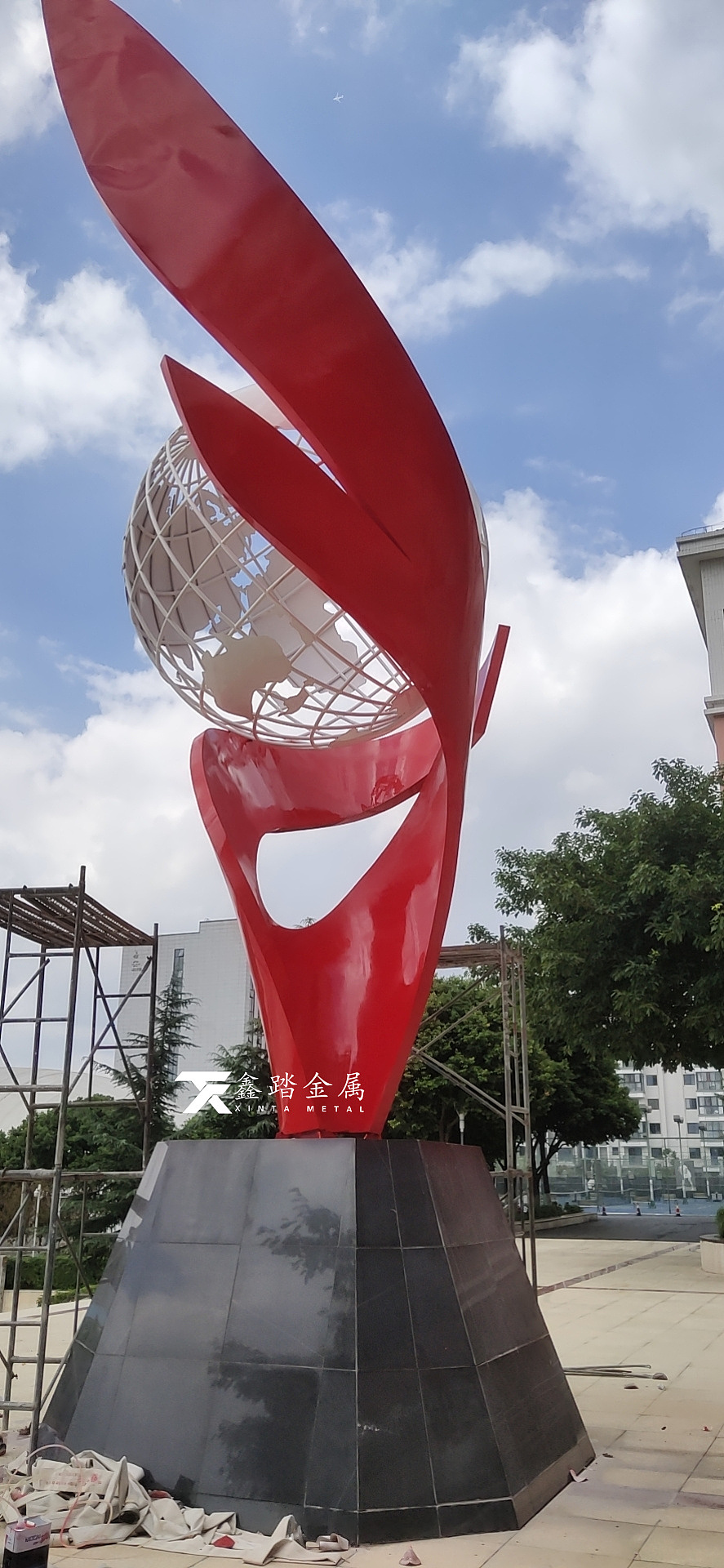 四川校园地球上的红飘带雕塑寓手工雕塑雕塑意团结奋进