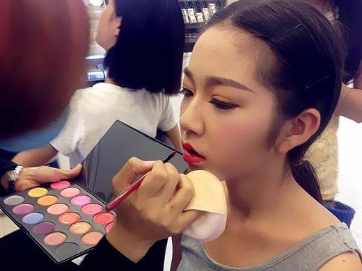 潍坊尚优国际化妆学校参加韩国TONYMOLY彩妆T台秀展