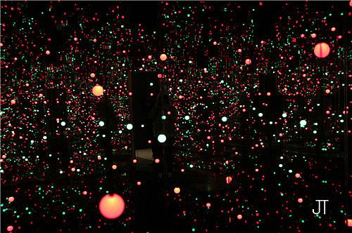 很喜欢这个装置，波点的弥漫让人宛如置身与浩瀚的宇宙当中
狭小空间内，黑暗、水、圆形彩色灯泡，配合镜面的反射，神奇地形成了一个深邃无限的光影世界<br>像无尽星空绚烂无比，梦幻中又有些淡淡的忧伤感，让人忘却空间的现实维度，感觉要被神奇地融化掉<br><br>