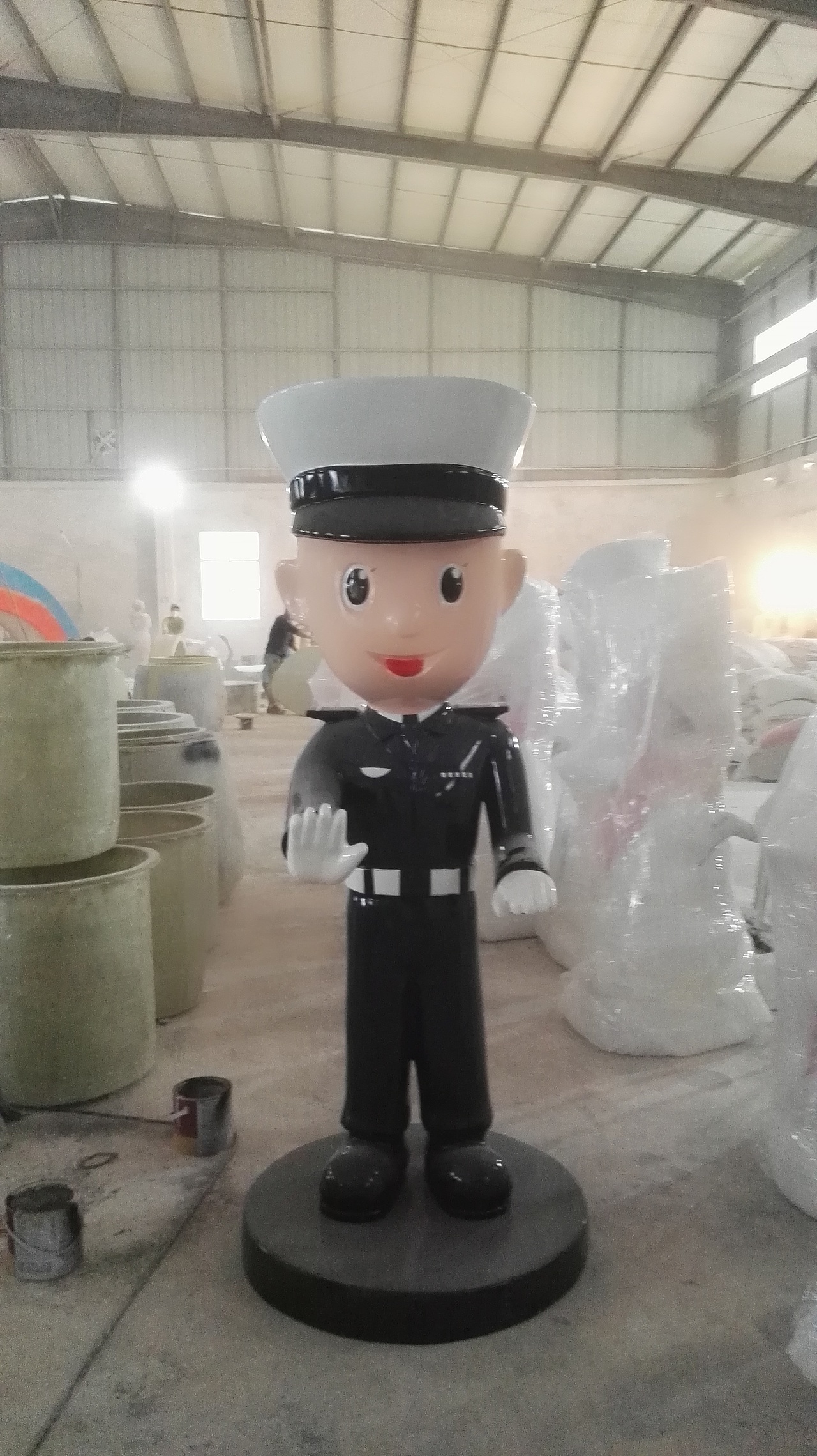 玻璃钢交通警察卡通雕塑  人物卡通造型雕塑