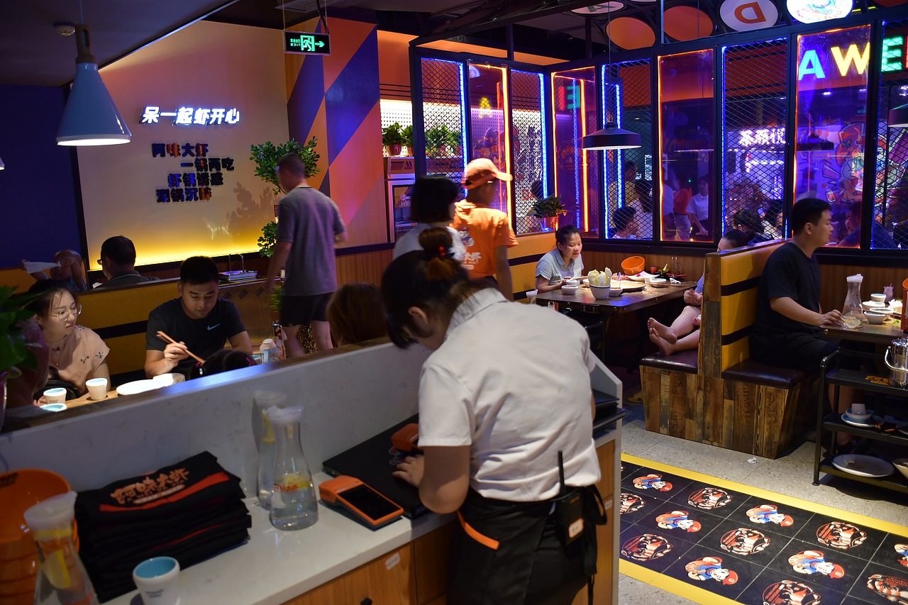 阿味大虾火锅连锁餐饮旗舰店实景拍摄 - 连锁加盟品牌（图ZMTcyNDg5NjI0） - 人像摄影 - 站酷设计师英皇视觉原创素材 - 站酷ZCOOL