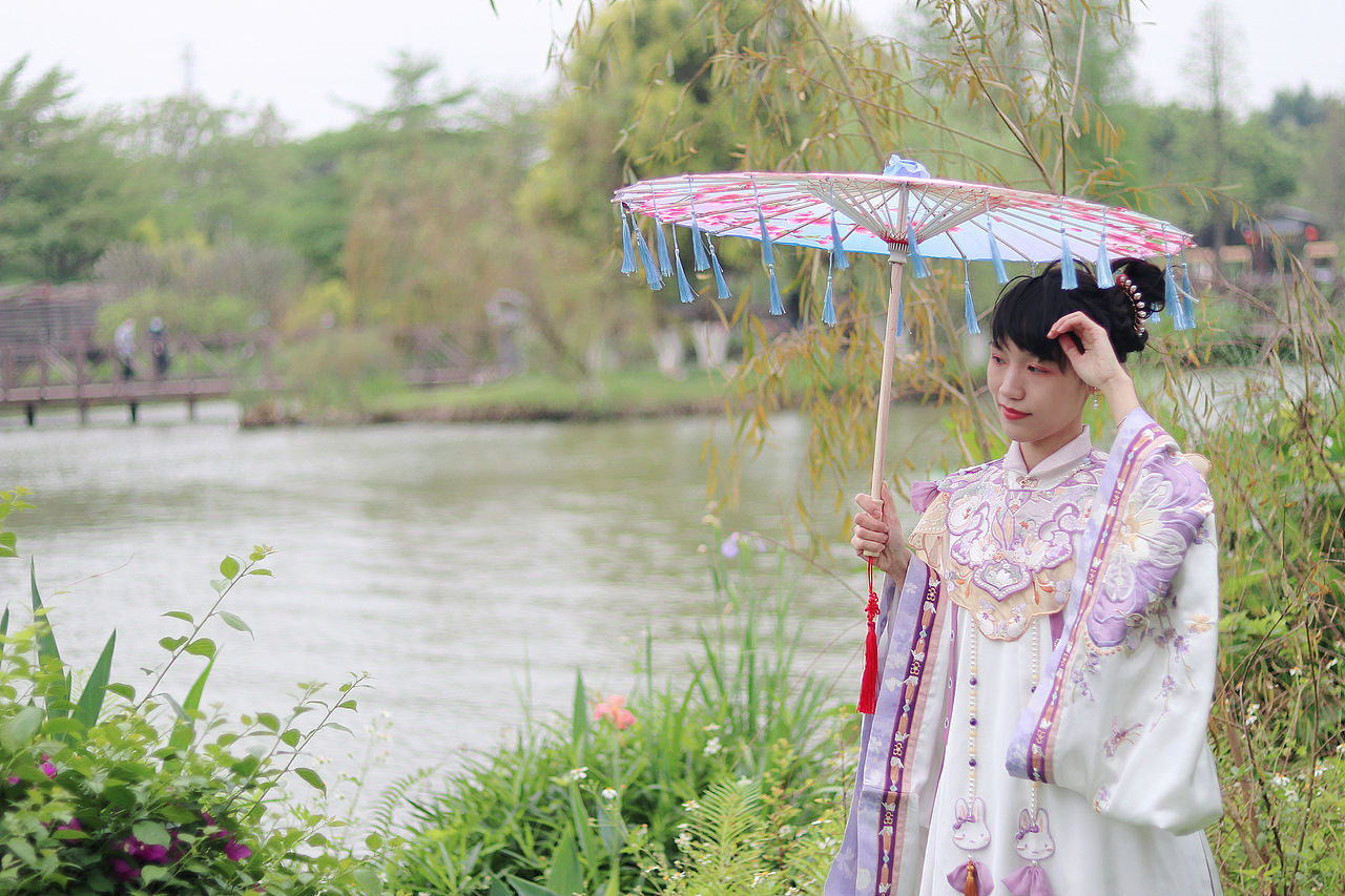 汉服拍摄- 春阴垂野草青青,时有幽花一树明。