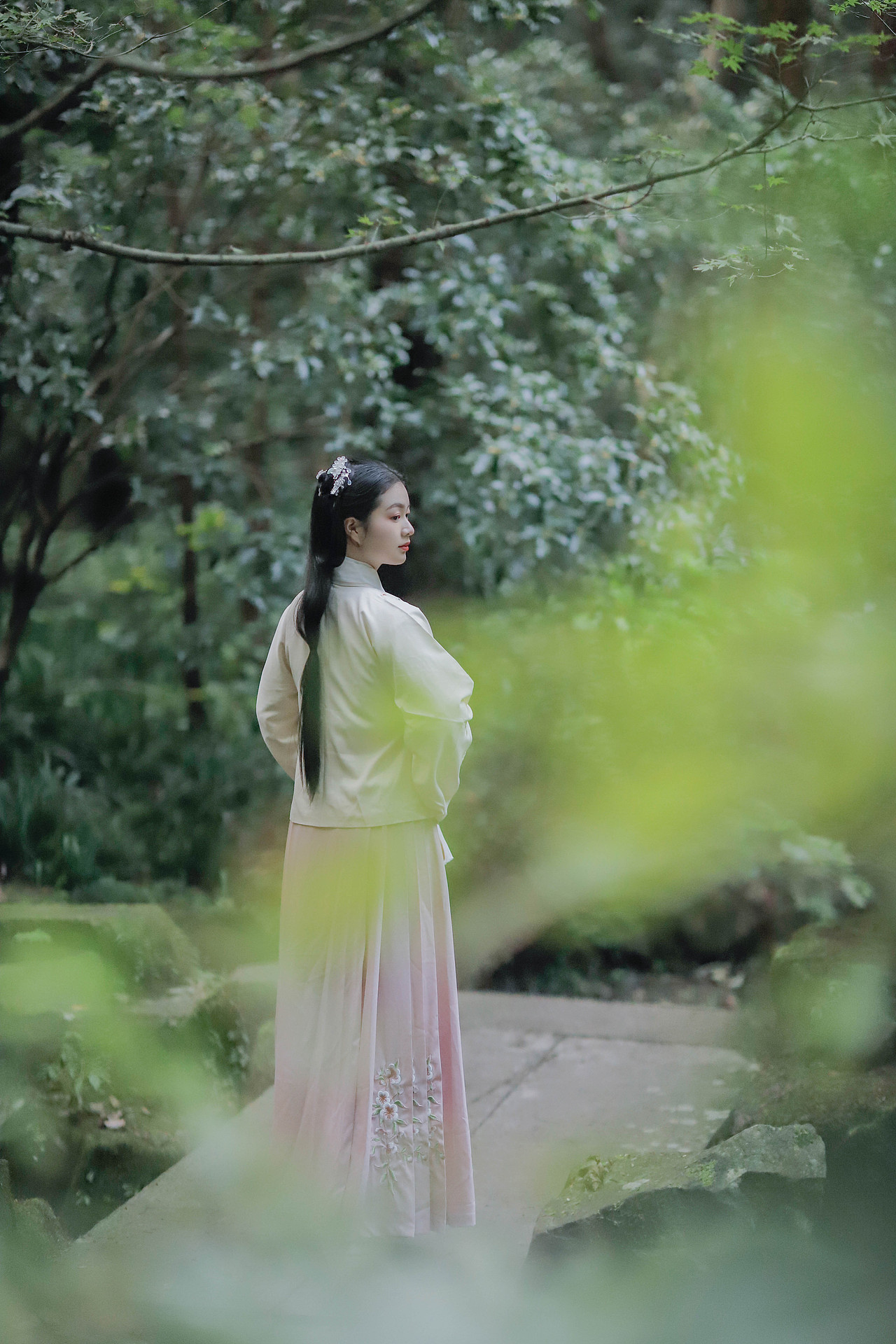 月出皎兮,佼人僚兮。