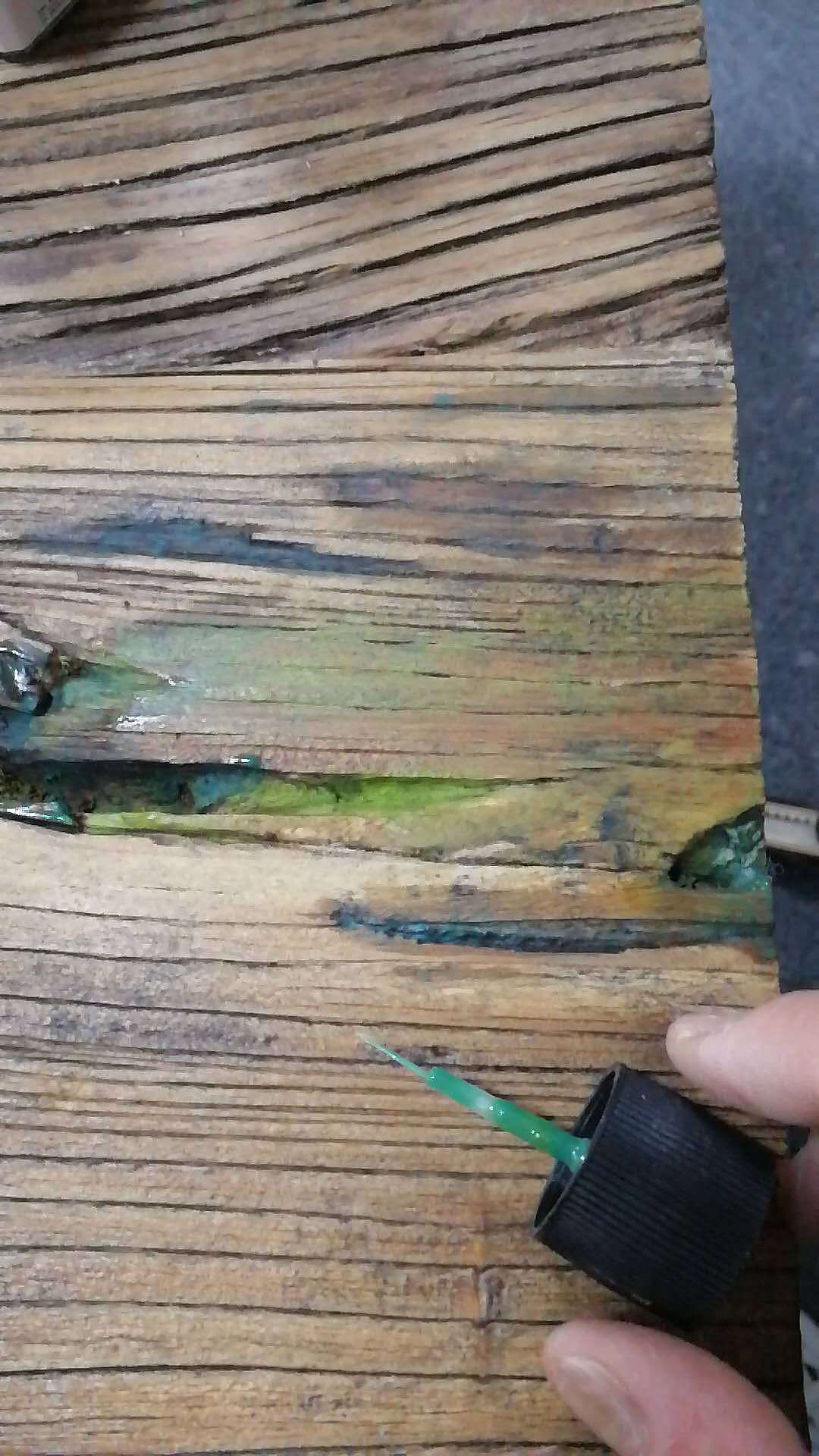 给木板上苔藓痕迹