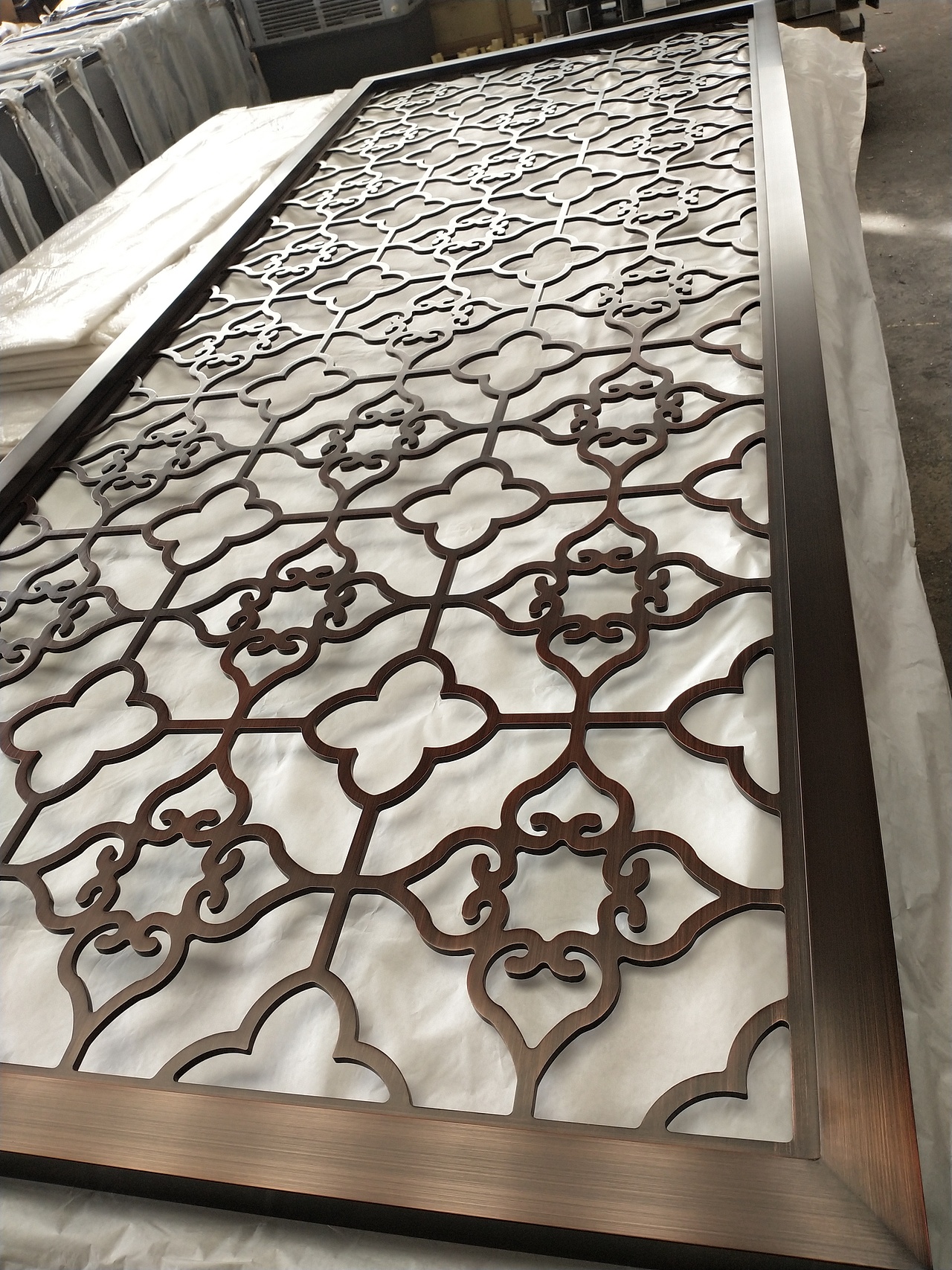 铝板精雕镂空花格玫瑰金隔断屏风