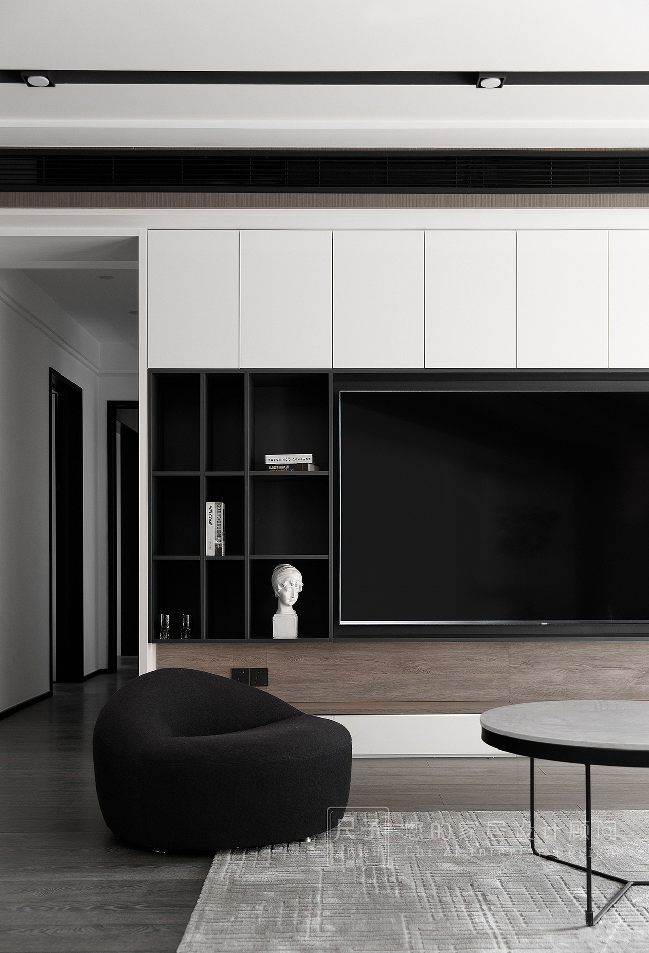 电视背景与同一平面上的公卫收纳柜，在造型以及色彩上形成统一，冷静且克制，高雅又耐看。