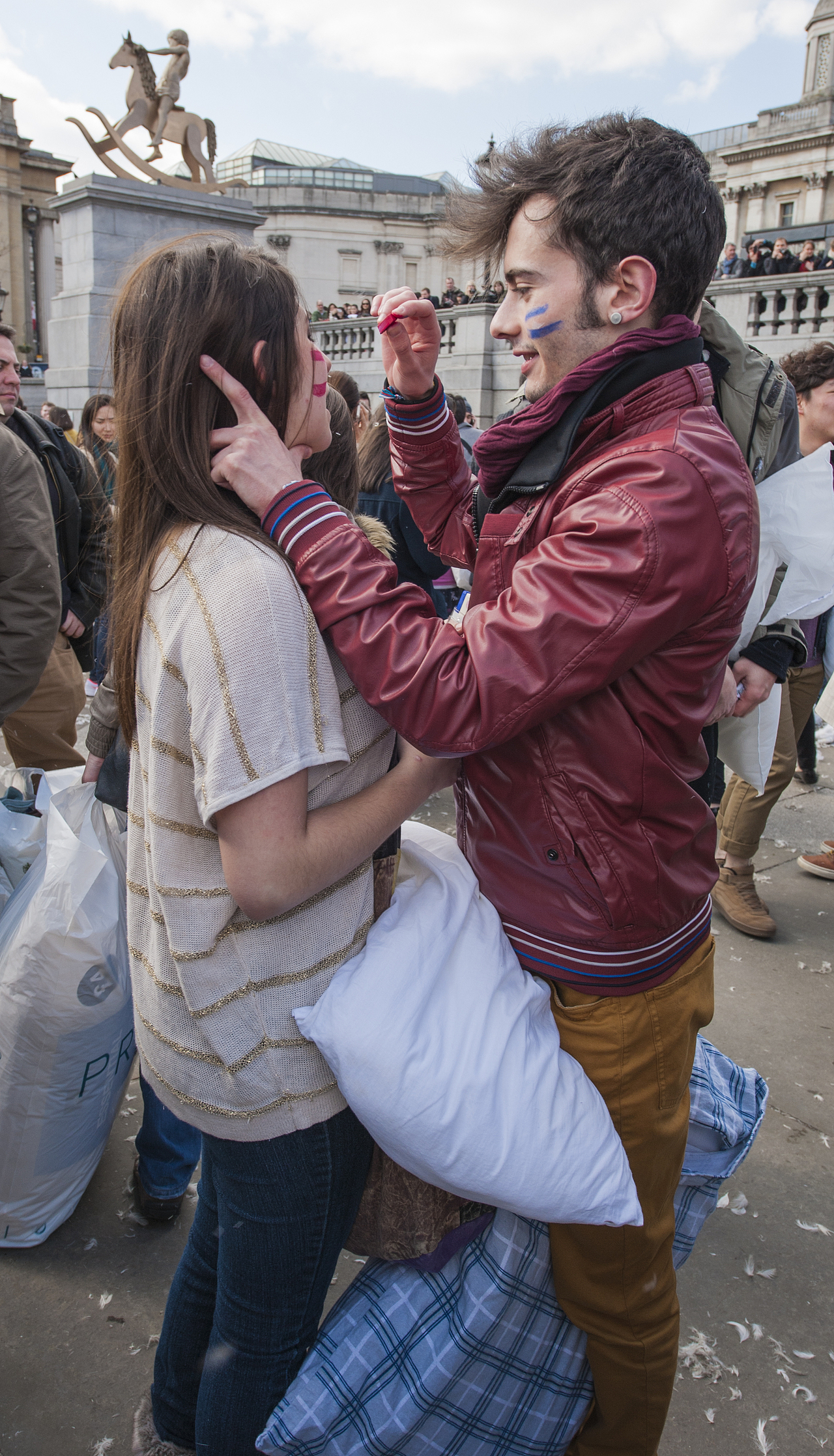 World Pillow Fight Day. London（图ZOTg4Nzc4OA==） - 人文/纪实摄影 - 站酷设计师秋千上的树叶原创素材 - 站酷ZCOOL