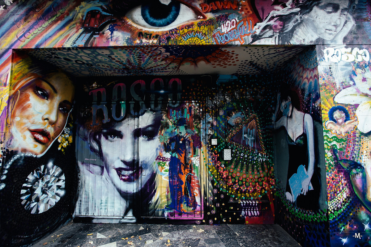 在迷路了很久被以为好心的大哥带回正途后，赶往火车站的路上看到了一大片的涂鸦墙，这个喷绘还是很帅气的，至少成功的吸引了我的目光！大概一共有4-5幅大型的整面墙的喷绘在这里，每一个都相当的棒！
