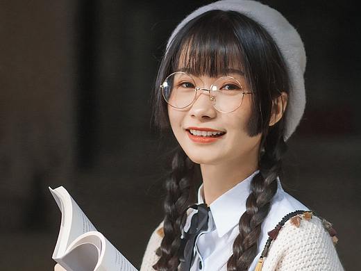 快看,这里有个人笑得像个傻子