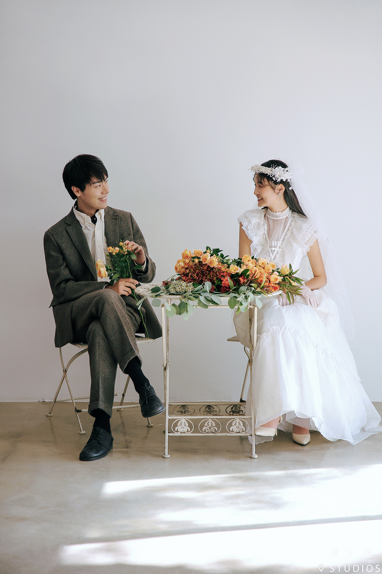 氛围感绝佳的室内轻复古婚纱照