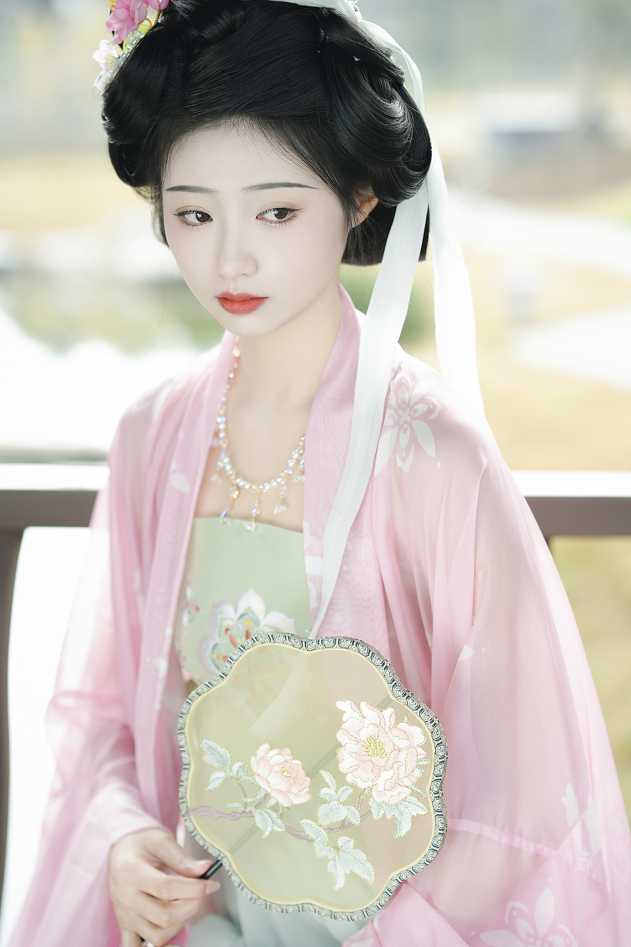 桃红柳绿唐风汉服写真