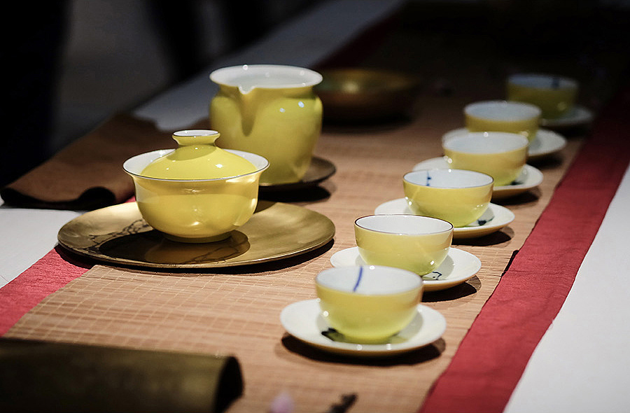 选用帝黄釉盖碗,公杯,杯子,杯托,搭配金黄色铜壶承,茶则