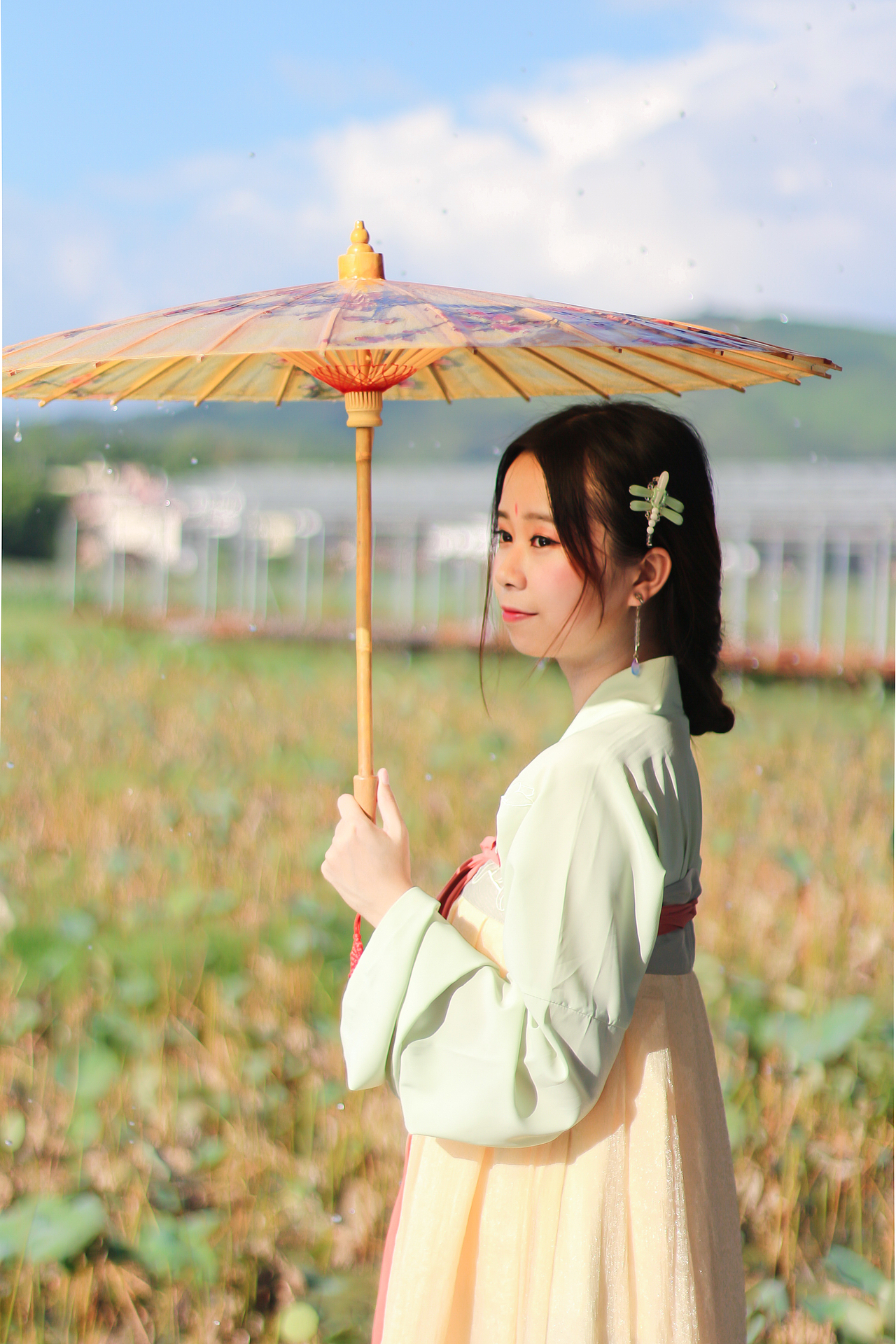 袅娜少女羞,岁月无忧愁。