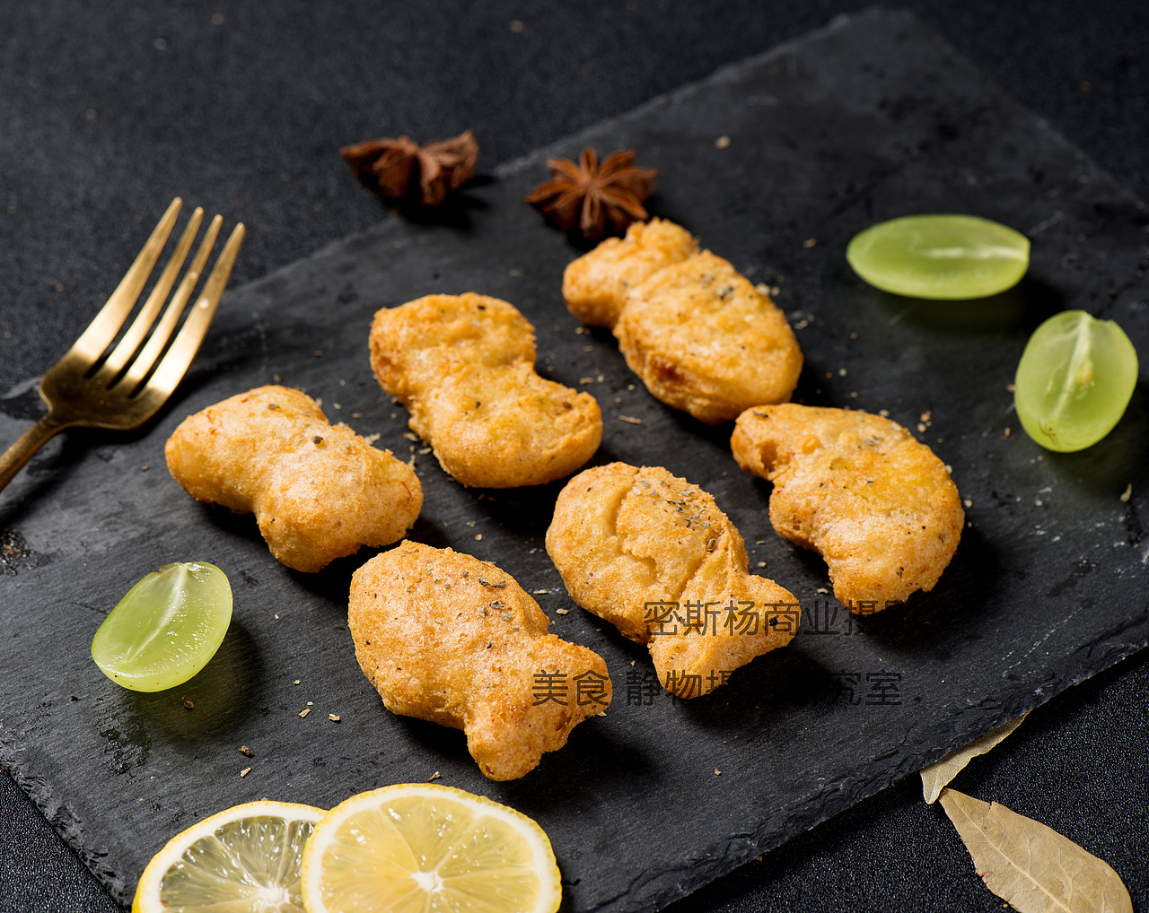 炸的金黄的香酥面点包包以及鸡腿