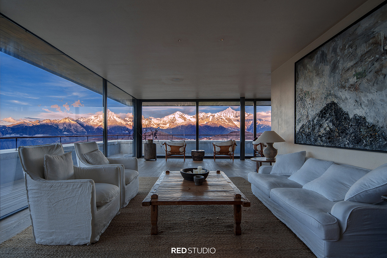 一楼餐厅与顶层酒吧
<br>南向与西向都以占满整幅面阔的落地窗<br><br>将白马扎拉雀尼与梅里十三峰融入空间内生活的日常