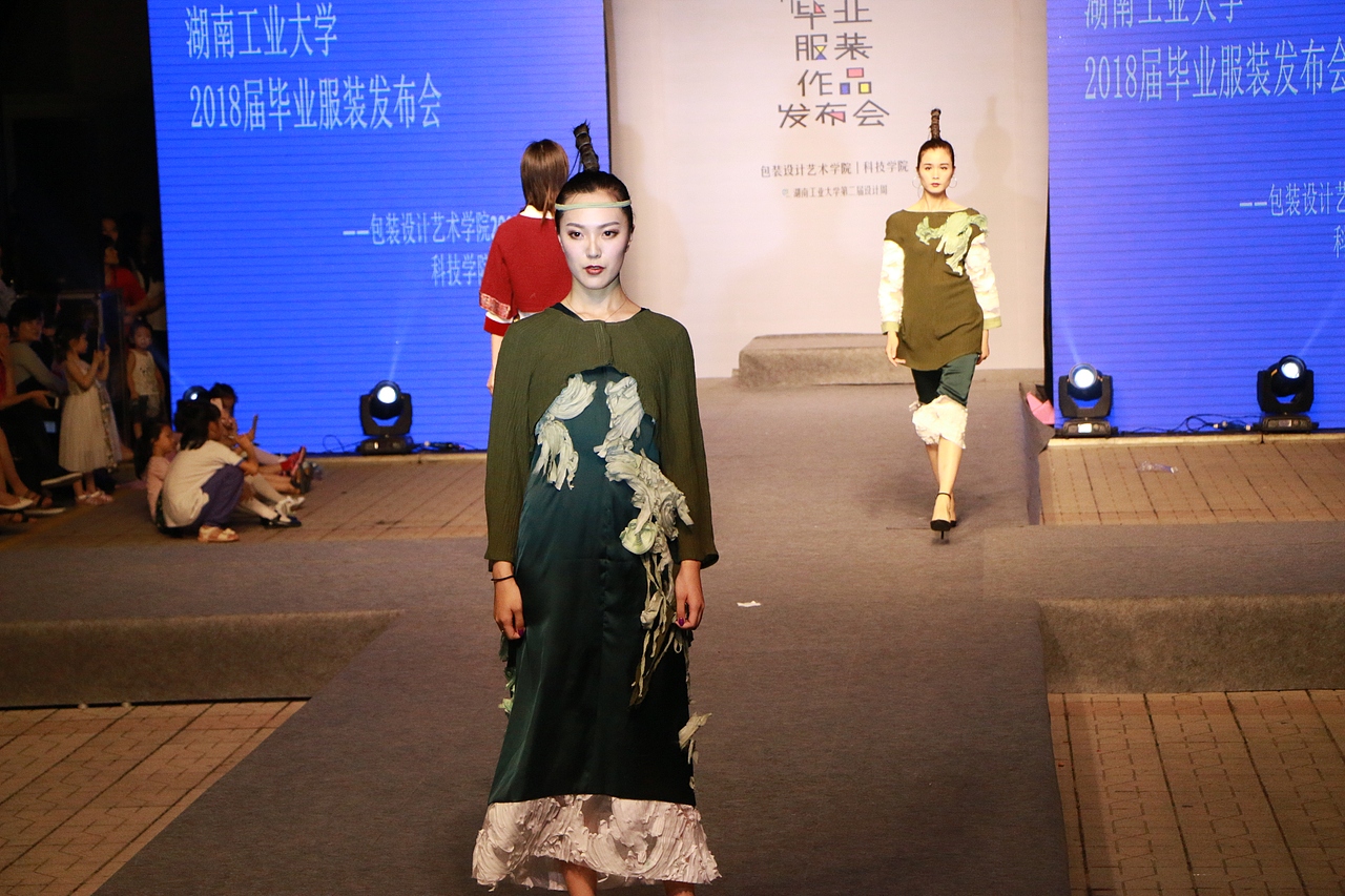 #2018毕业展#湖南工业大学2018届毕业服装作品发布会（图ZMTE4MzA4MTky） - 人文/纪实摄影 - 站酷设计师梁小样原创素材 - 站酷ZCOOL