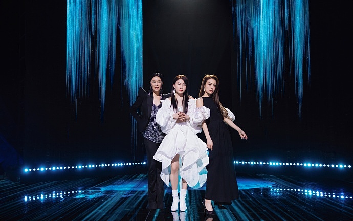 《达尔文》是一首诉说成长的歌曲,视觉采用绵延的水流,温柔且蕴含力量。