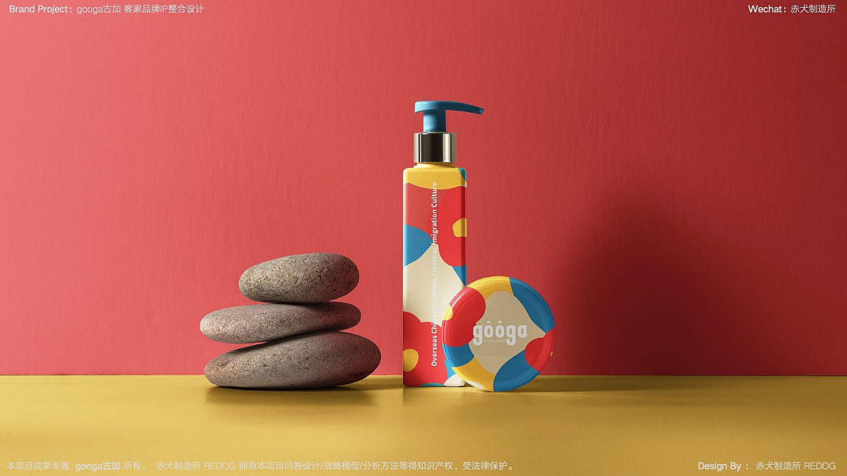 除了常规组合纹样的开发,赤犬更重视的是“品牌IP专属概念纹样”,这种概念纹样未必需要IP角色的直接出现,但和品牌概念品牌元素相关;通常是起到氛围烘托的作用!赤犬的所长过去是从事时尚品牌的形象设计的,因此深知一个时尚有调性的纹样会让品牌氛围得到很大激发;大家也可以回想时尚品牌/潮牌都很喜欢用纹样?那么IP作为一个非刚需的文化产物,其实同样需要更多感性的具有美感的呈现!专属纹样以梅花形变形重组未来,经过色彩的层次表达,让纹样丰富不而不发时尚调性;纹样运用在美妆洗护产品中是否俨然有一种时尚单品的感受?那么日后IP就增强了多元的跨界的可能性!