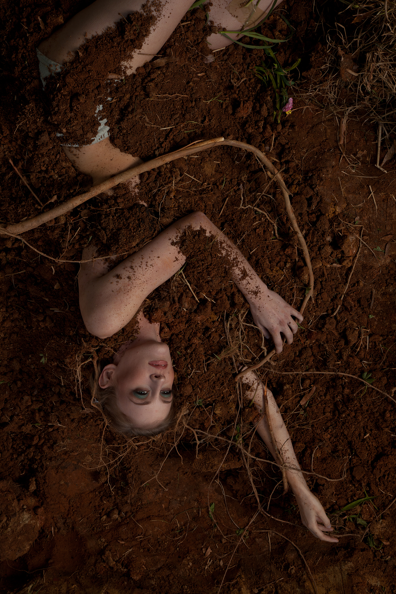 PS特效教程：埋入草地的人像合成