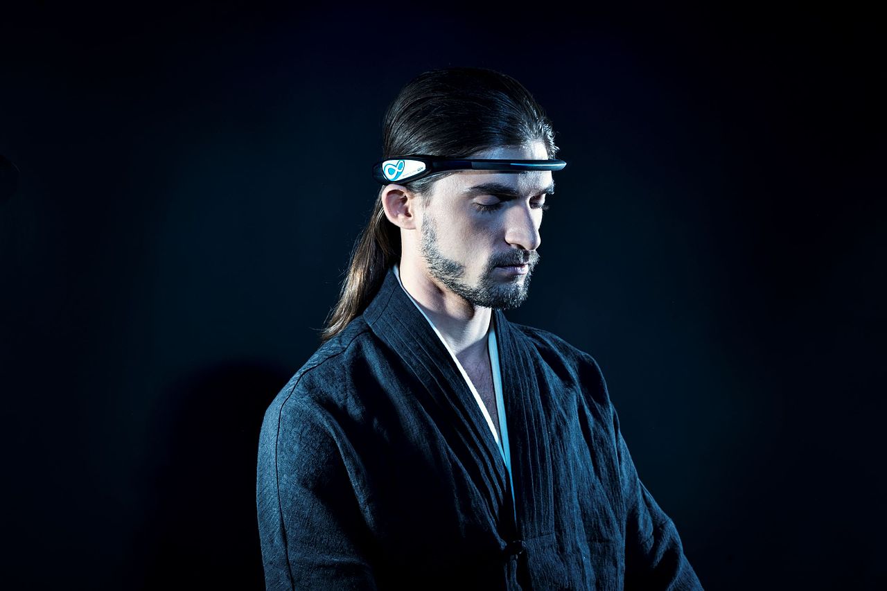 brainlink pro 男模冥想禅修闭眼