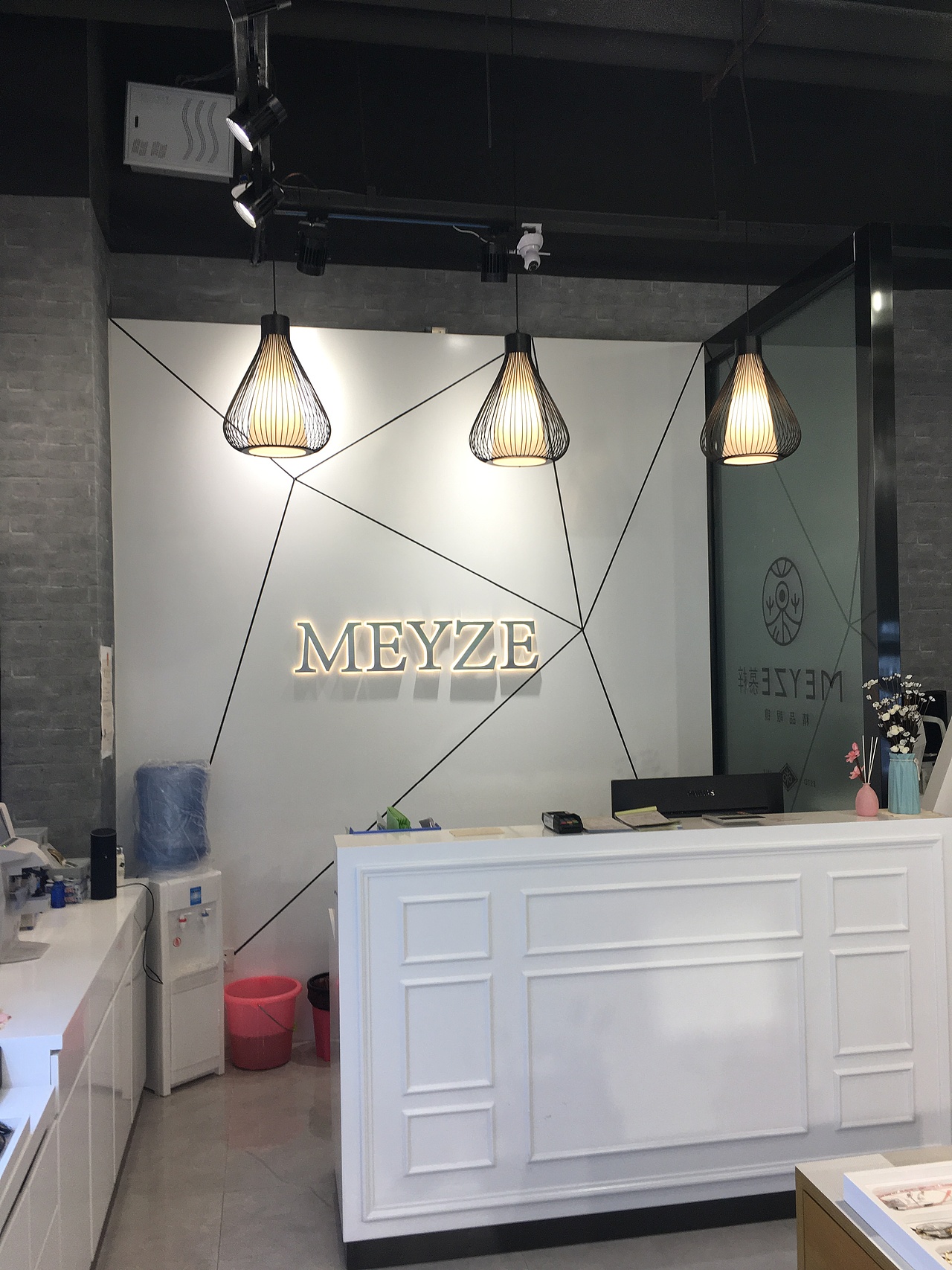 眼鏡店裝修/慕梓眼鏡店裝修設(shè)計(jì)/時(shí)尚商場(chǎng)店/眼鏡陳列（圖ZMjMzMTgzNzUy） - 展陳設(shè)計(jì) - 站酷設(shè)計(jì)師sxipeng原創(chuàng)素材 - 站酷ZCOOL