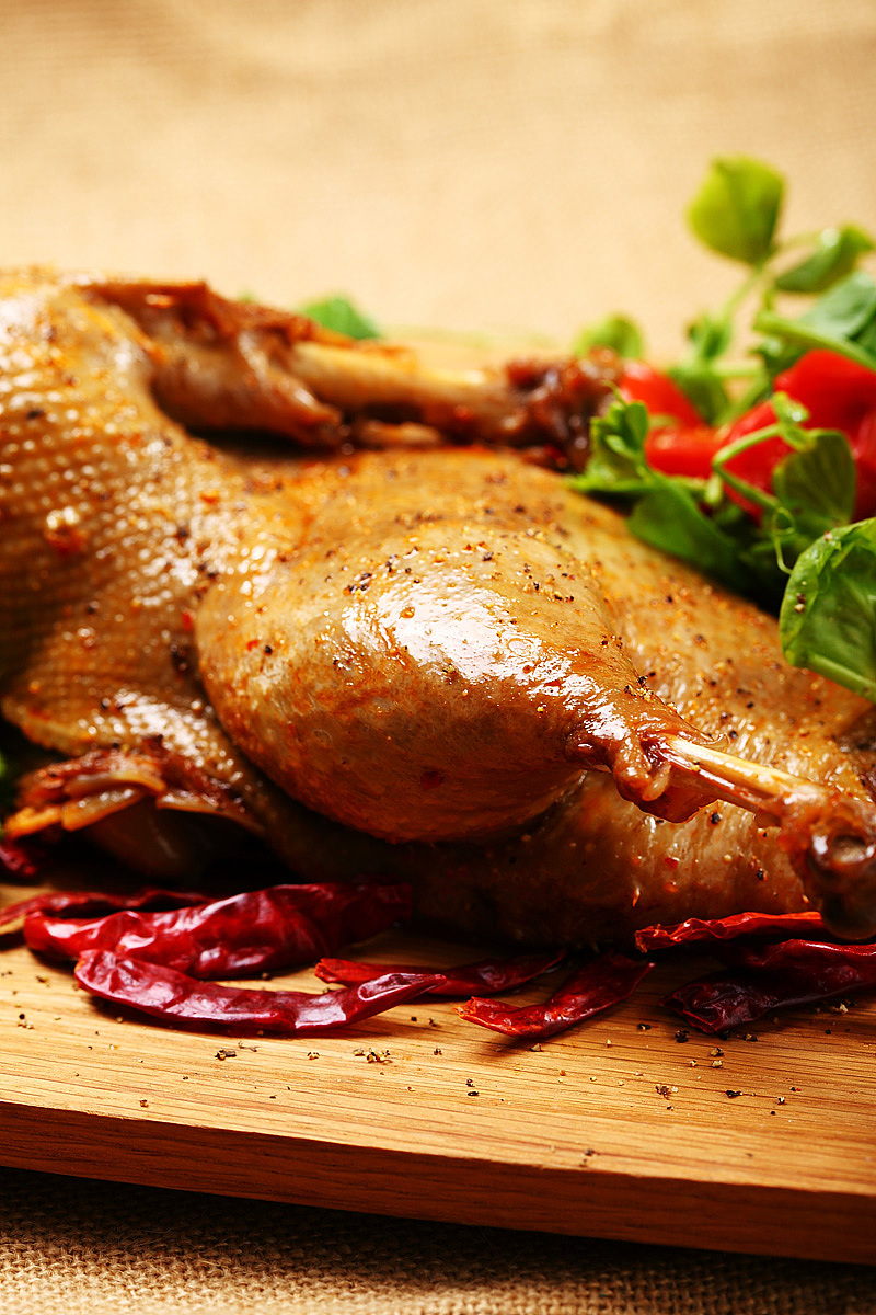 卤半边鸭,特别搭配了豌豆苗和烤小番茄,看起来像圣诞大餐