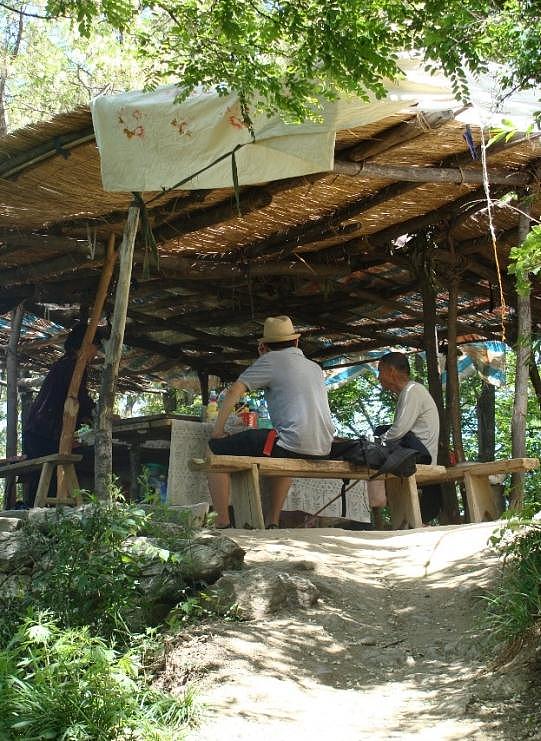 爬到磨盘水就喝完了
幸好往常都是周末才来的凉皮阿姨<br>今天还在做生意<br>吃碗凉皮继续前进<br><br>