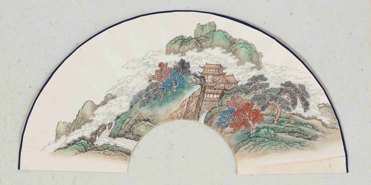 青绿山水画成扇面的样子