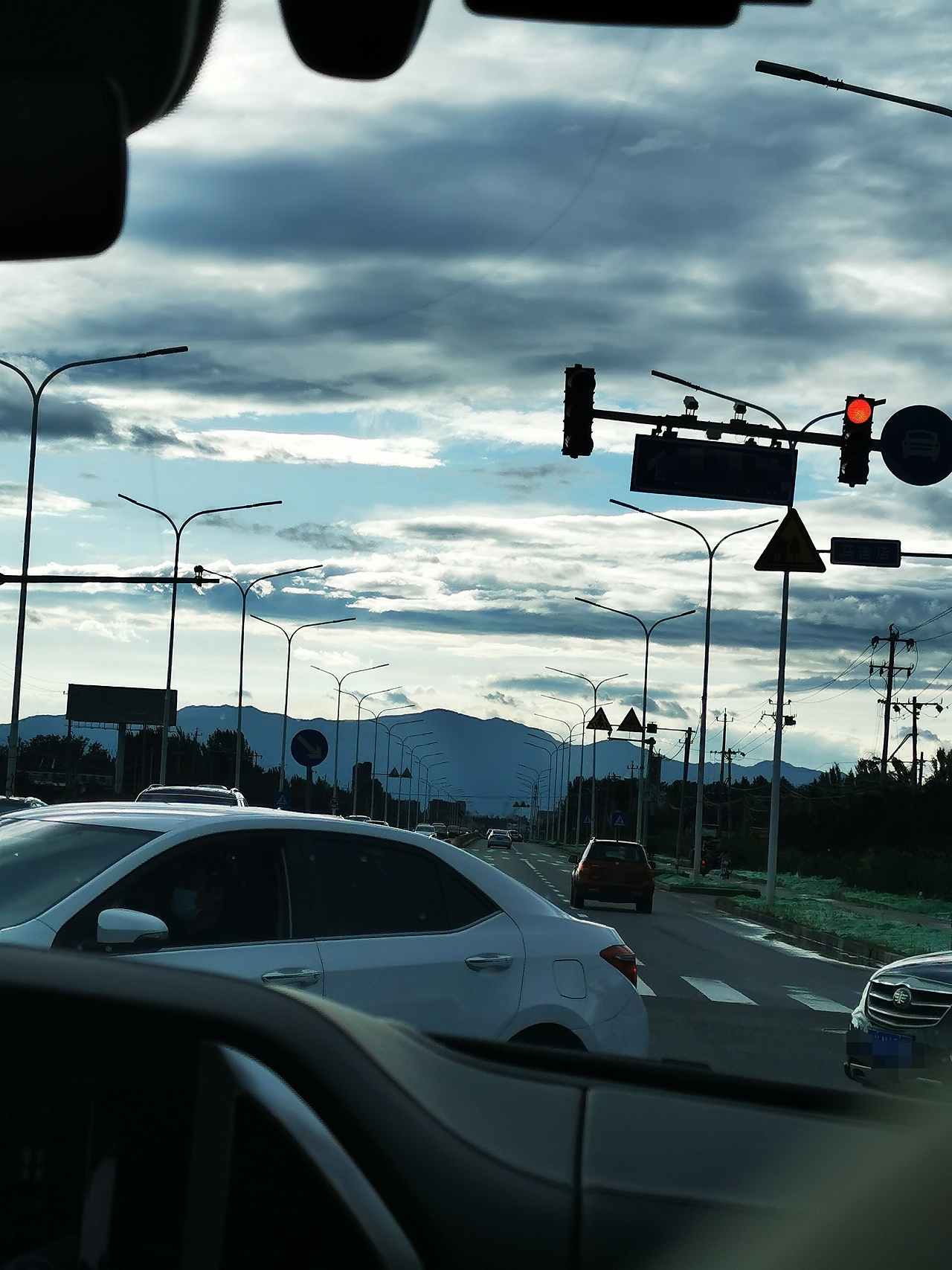 阴天傍晚车窗外