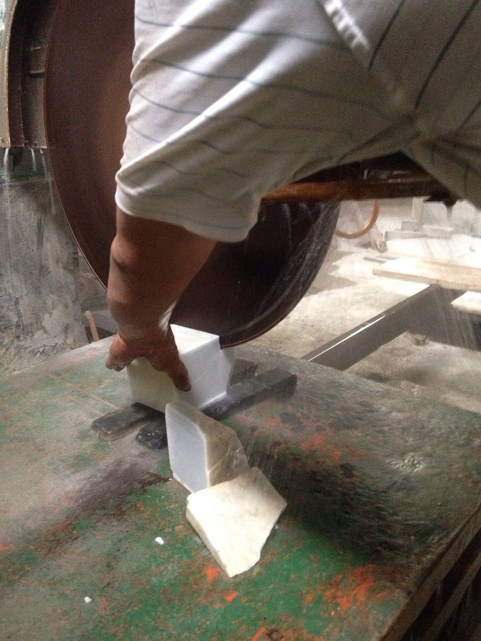 用手推切机器很快就能把料子切出来。