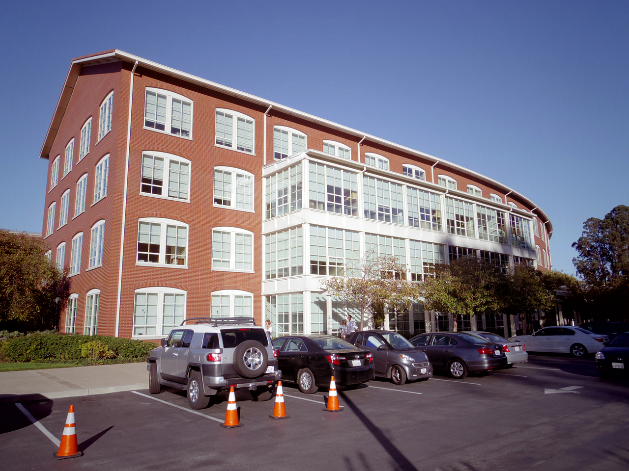 园区右侧的C座红楼...