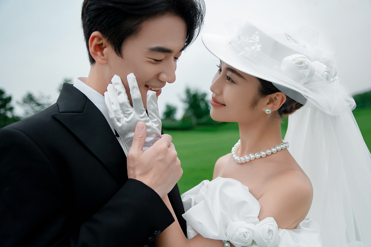 幸亏听劝😍把草坪婚纱照拍成了电影风感觉!!