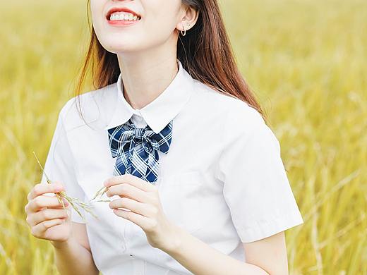 人像/秋日稻田里的人