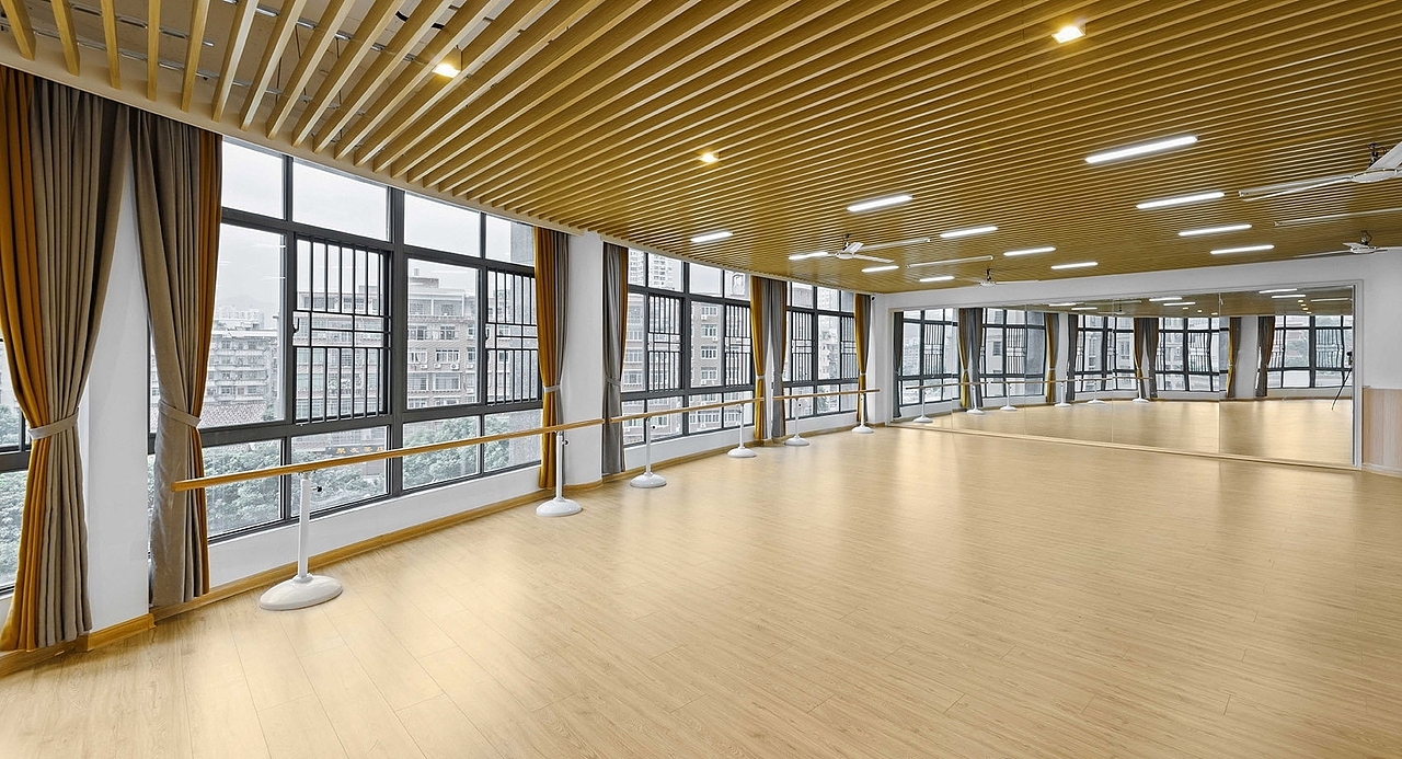 大厅保留原有的原形柱子加以“树”的抽象造型修饰