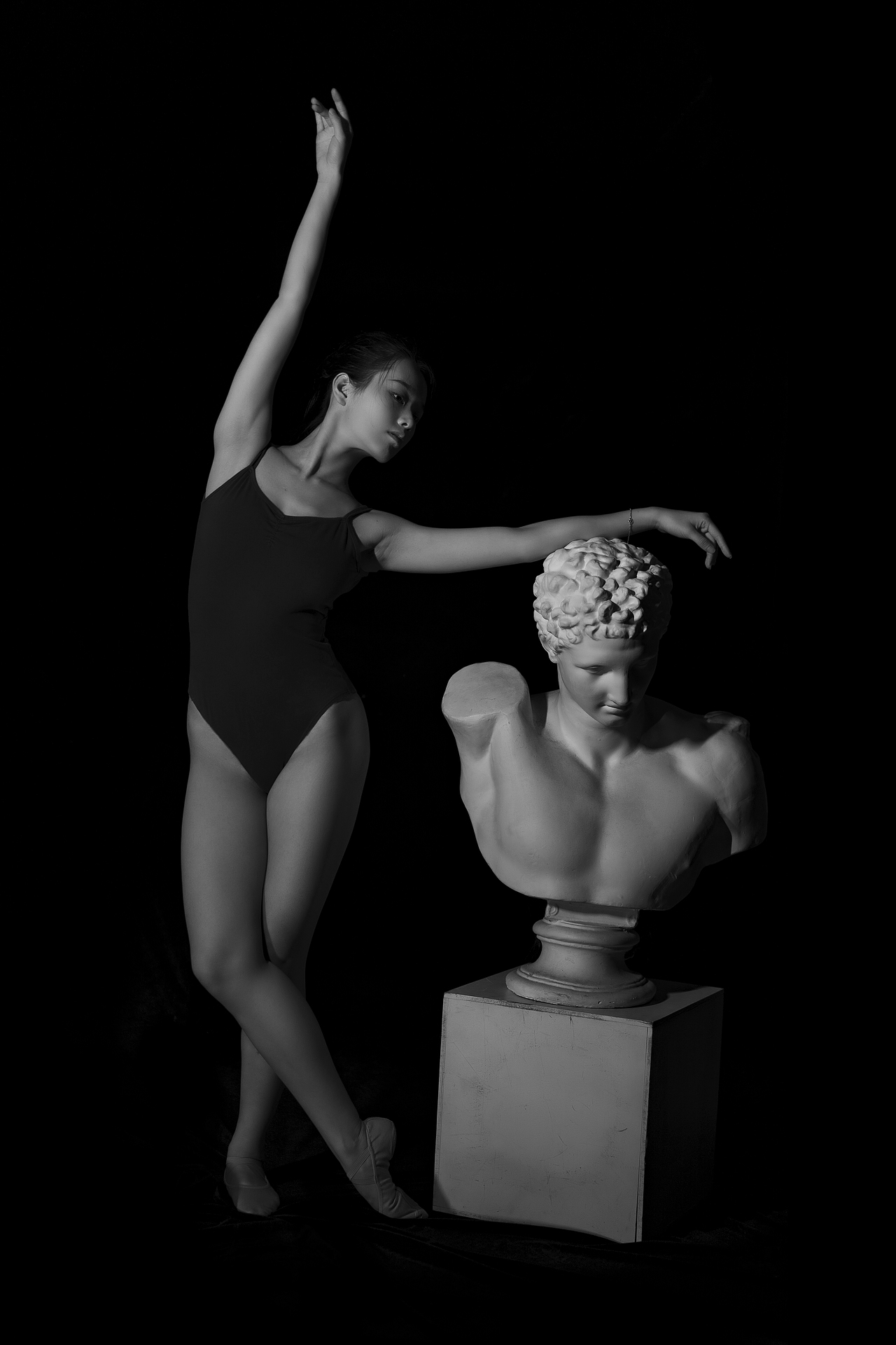 舞蹈的少女和雕塑（图ZMjc1NDc5MDYw） - 人像摄影 - 站酷设计师林胡月原创素材 - 站酷ZCOOL
