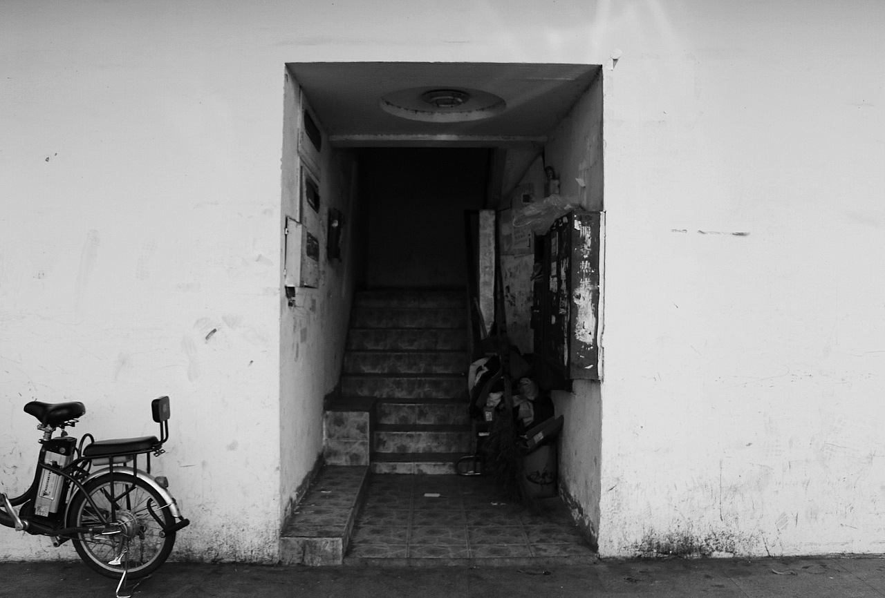 闹市里一个破旧的单元楼门口