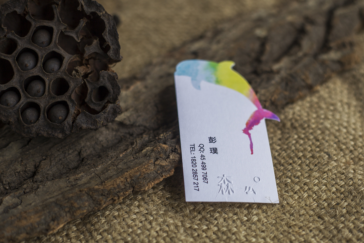 名片本来只打算剪掉海豚上面一部分,后来老师说太宽不好看,右边又剪了一下。