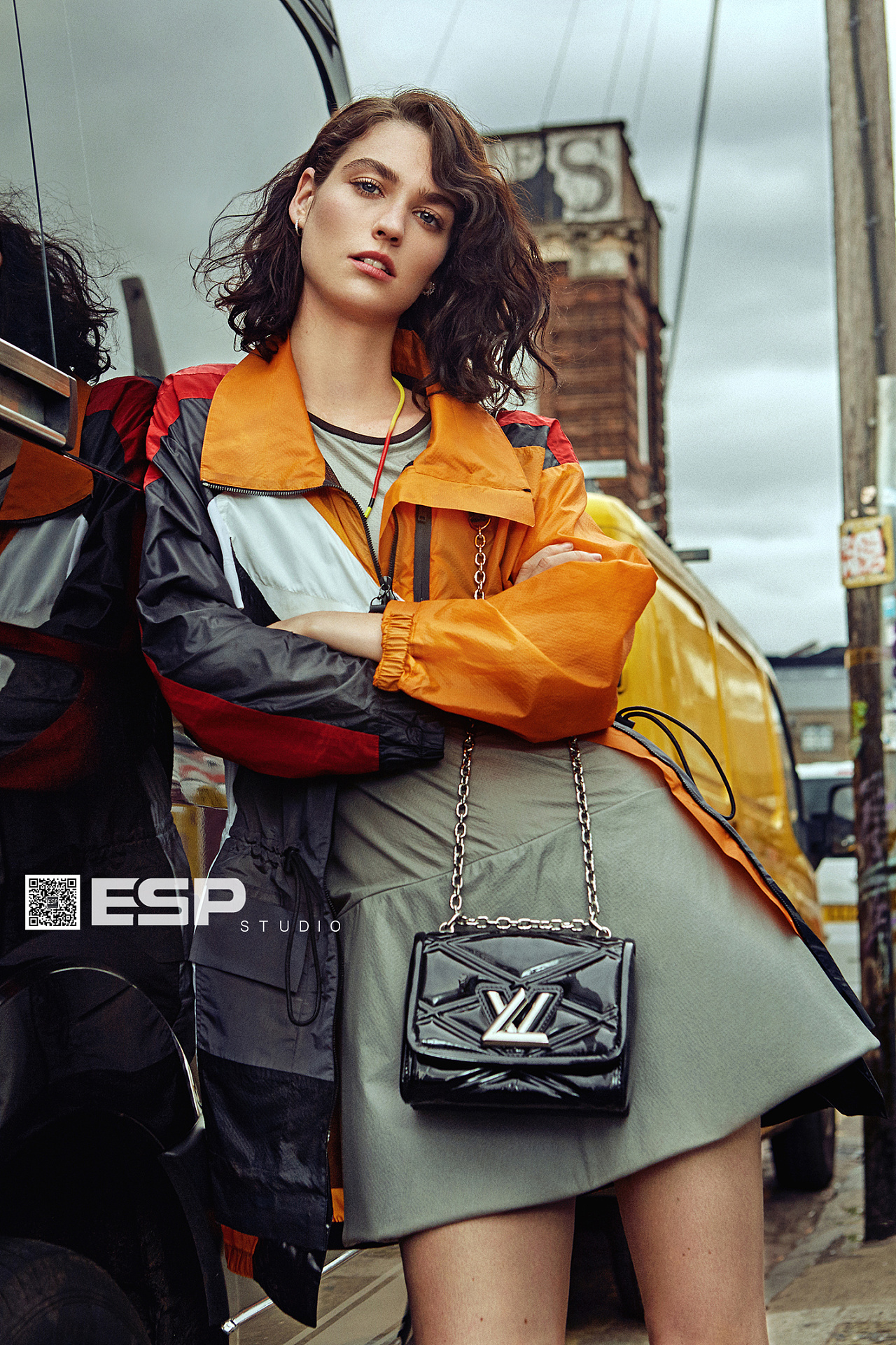 街头滑板酷女孩