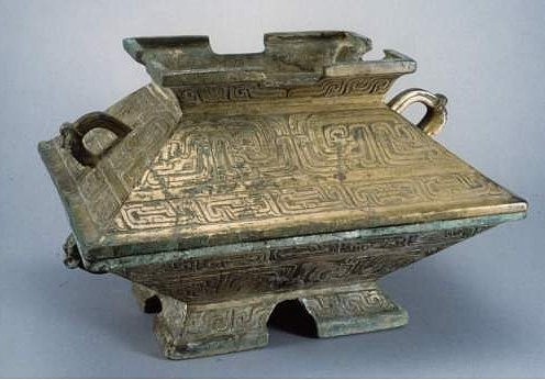 簠拼音:fǔ,笔画:18,释义;古代祭祀时盛稻粱的器具。簠出现于西周早期,主要盛行于西周末春秋初,战国晚期以后消失。
丰白簠(丰伯叔父 簠) 周,长方形,上半部分与下半部分为屋顶形状,三门峡虢国博物馆藏。<br> 二十世纪九十年代初河南三门峡上村岭周代墓地出土了一件簠,即丰白簠。其中器与盖形制、纹饰、尽寸相同,腹壁斜直,腹两侧有兽首耳,矩形圈足,四边正中有缺。腹中部饰双首曲体夔龙纹,沿下及圈足饰窃曲纹,盖顶、器底饰连体蟠夔纹,中心兽目突起,通高21.6厘米,口径25.8×31.4厘米,腹深7.4厘米。器、盖对铭,共3行14字。<br>